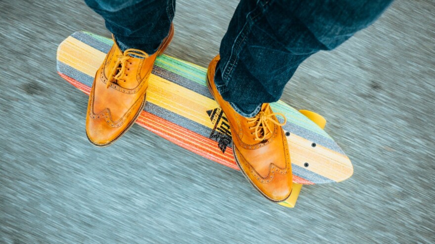 feet-hipster-longboard-skateboard